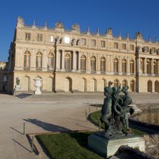 Deux Amours et un enfant soufflant dans une conque