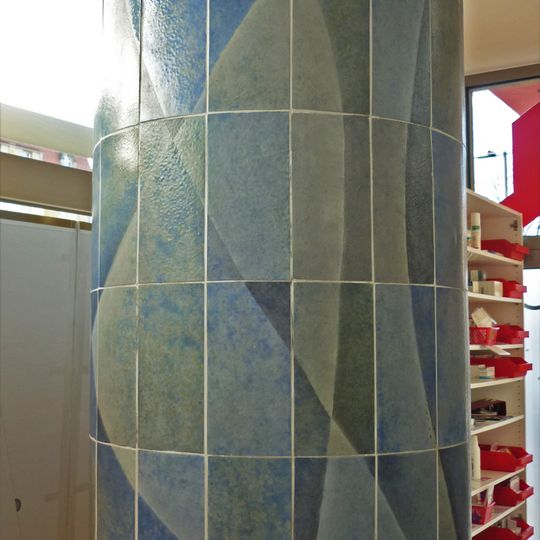 Säule aus Meissener Porzellan am Dr.-Külz-Ring 13, Dresden