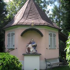 Gartenhaus und Figurenbildstock Pietà