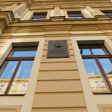 Pamětní deska Karla Vaníčka na sokolovně na Plzeňské ulici na Smíchově