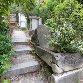 Grave of Née