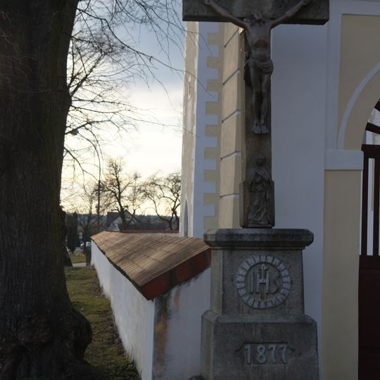 Kříž před kostelem