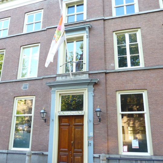 Statig herenhuis, 6 ramen breed rechte kroonlijst, zadeldak