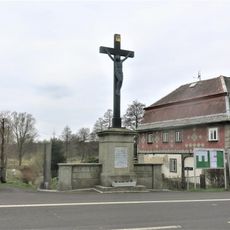 Kříž u obecního úřadu v Lipové