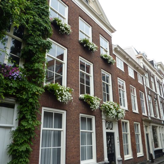 Pand met hoge gevel met driehoekig fronton en fraaie deuromlijsting