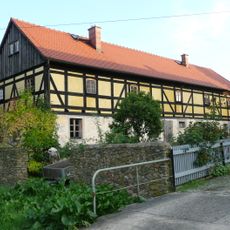 Wohnstallhaus und Einfriedungsmauer mit zwei Torpfosten Oberer Mühlgraben 8