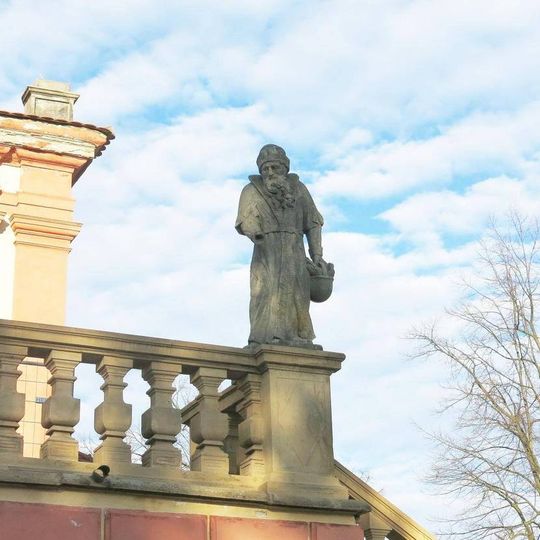 Alegorická socha Zima na balustrádě saly terreny zámku v Klášterci nad Ohří