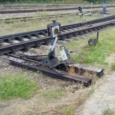 Действующий стрелочный перевод 1930-х гг. с флюгарками у стрелочного поста в западной (нечетной) горловине (Осташков)