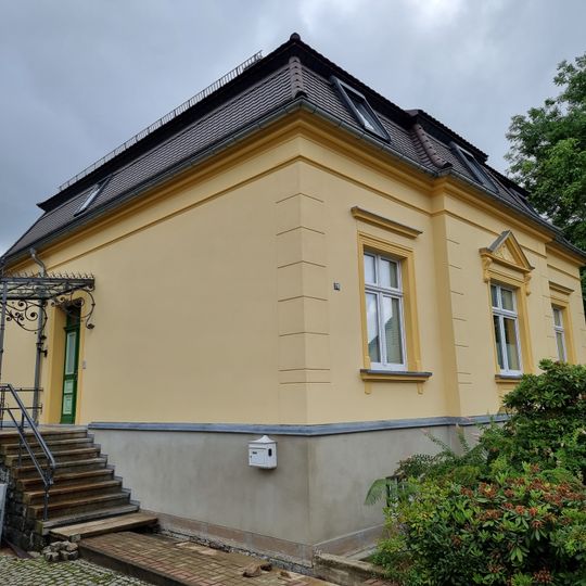 Villa mit Einfriedung Hauptstraße 28