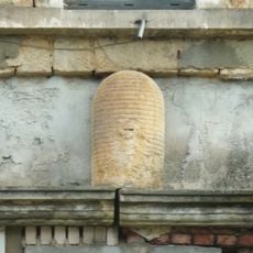 Hauszeichen in der Fassade eines Wohnhauses Basteistraße 23