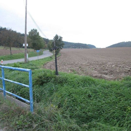 Kříž západně od Čeliny u křižovatky