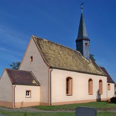 Kirche mit Ausstattung, Kirchhof und Einfriedungsmauer sowie Denkmal für die Gefallenen des Ersten Weltkrieges Dorfstraße -