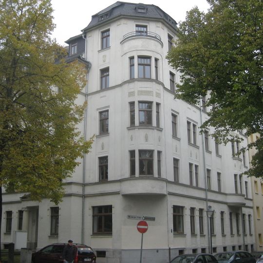 Mietshaus in geschlossener Bebauung in Ecklage mit Vorgarten Würzburger Straße 41