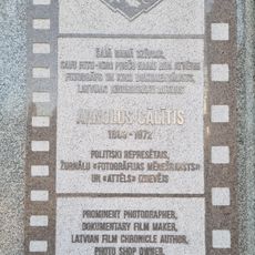 Commemorative plaque to Arnolds Calitis