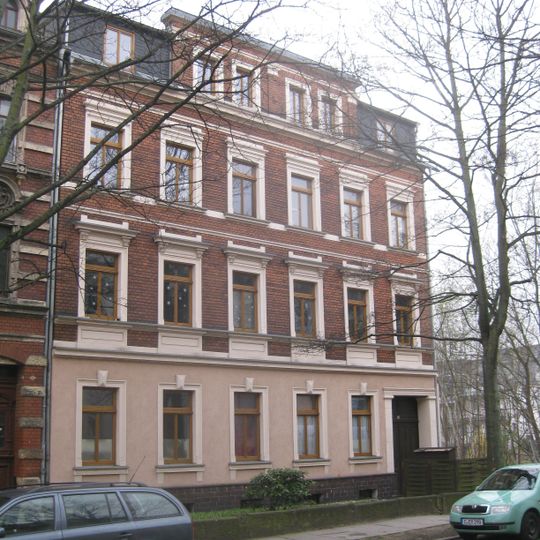 Mietshaus in halboffener Bebauung mit Vorgarten Klarastraße 15