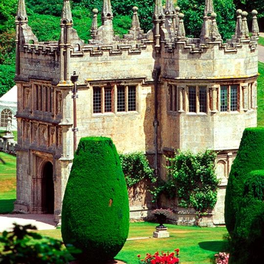 Gateway And Flanking Walls At The East Entrance To Lanhydrock Park