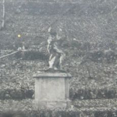 Socha v dolní části vodní kaskády v zámeckém parku ve Valči
