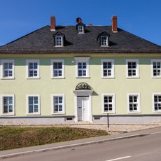 Ehemalige Schule und Nebengebäude, später Forstamt Rathausstraße 14