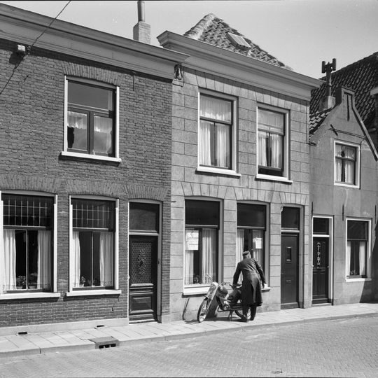 Huis met gepleisterde lijstgevel