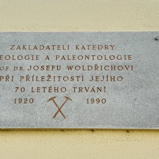 Pamětní deska Josefa Woldřicha v areálu Přírodovědecké fakulty v Brně