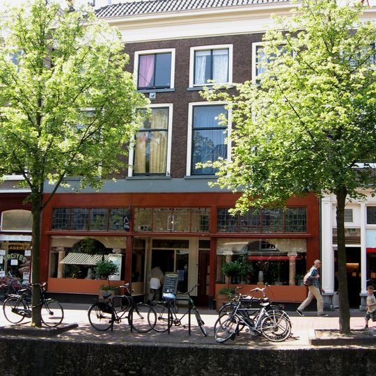 Pand met eenvoudige lijstgevel ter breedte van vier vensterassen