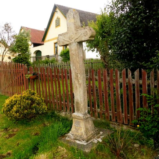 Kříž u kaple v Tuklecích