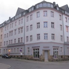 Wohnhausanlage (mit vier Hausnummern, Hans-Sachs-Straße 32/34 in baulicher Einheit mit Bernhardstraße 18 und 16), in Ecklage Hans-Sachs-Straße 32; 34