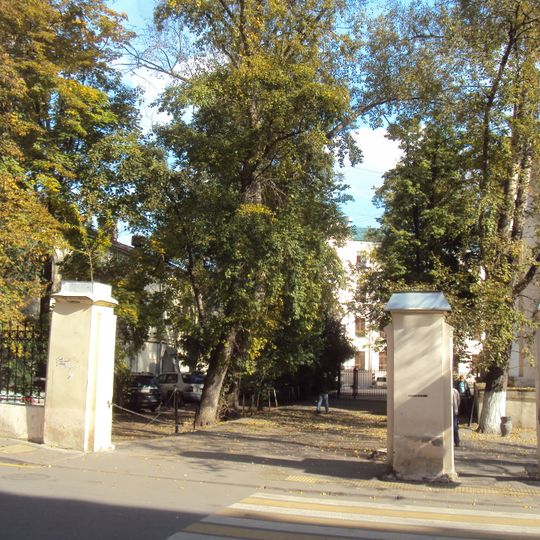 Ограда с калиткой и двумя воротами