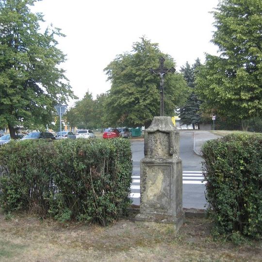 Boží muka u kaple ve středu Bezna