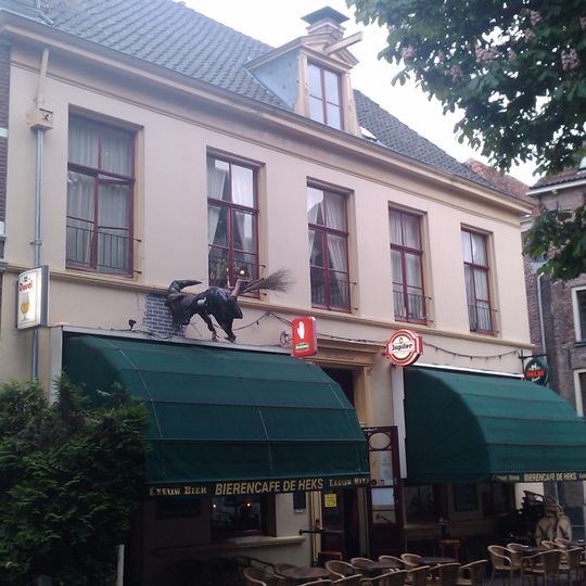 Onderkelderd pand met gepleisterde lijstgevel en schilddak