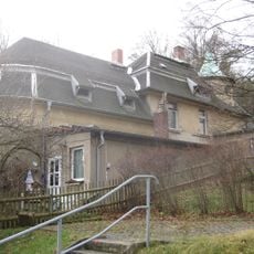 Remise und Gärtnerhaus der Villa Parkstraße 35, mit Einfriedung und Garten Marschnerstraße 10