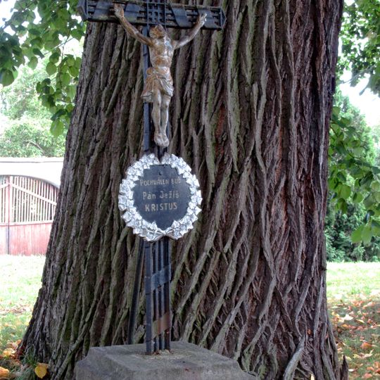 Kříž v Třebnušce u kaple