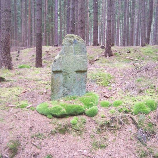 Křížový kámen v lese nad Starým Sedlem u prudkého svahu