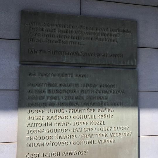 Pamětní deska padlým v Pražském povstání na budově Generálního ředitelství cel v Praze