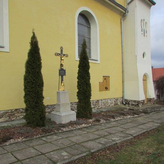 Kříž u kostela sv. Jana Křtitele v Košeticích