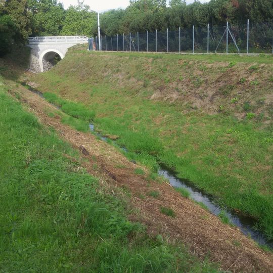 Most Třeboňské ulice přes Rudolfovský potok v Rudolfově