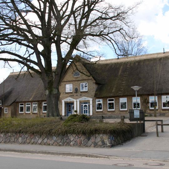 Dorfstraße 48, Schule