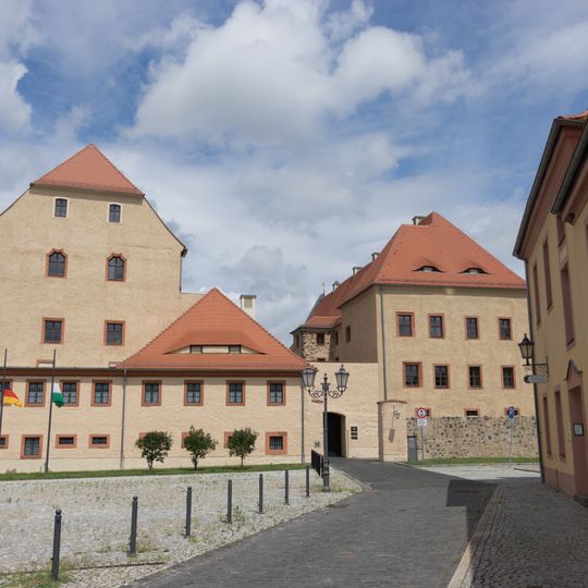 Schlossanlage, heute Amtsgericht, mit verschiedenen Gebäudeflügeln sowie Einfriedungsmauern, Bogenbrücke von der Friedrich-Oettler-Straße her und so genannter Amtsbrunnen Klosterstraße 9