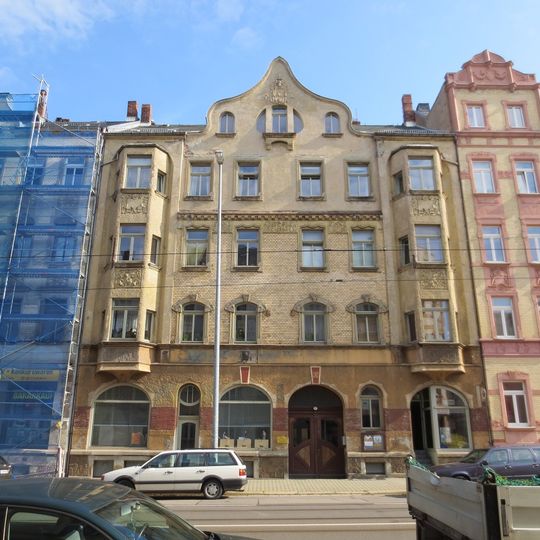 Mietshaus in geschlossener Bebauung mit rückwärtigen Garagen im Hinterhof Bernsdorfer Straße 65