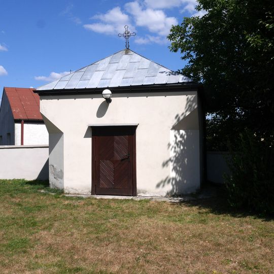 Kostnica, na cmentarzu kościelnym