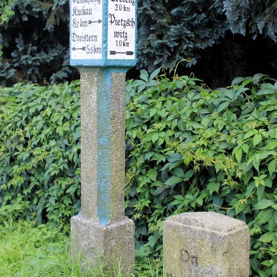 Wegestein und Grenzstein Prischwitz, am Dorfplatz