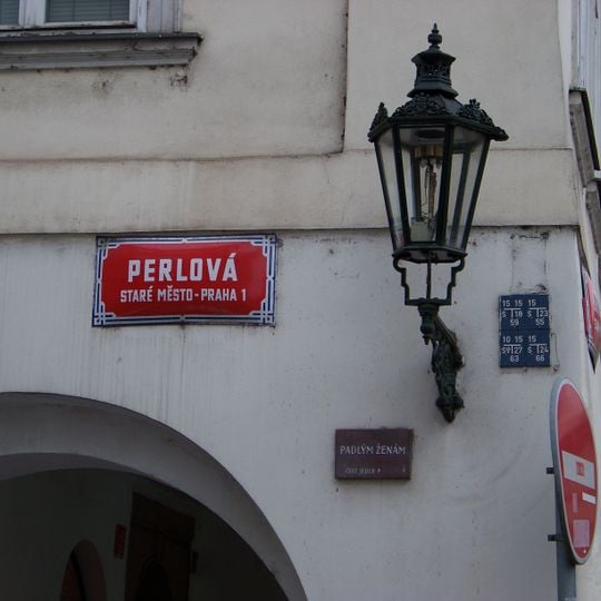 Pamětní deska padlým ženám v Perlové ulici na Starém Městě