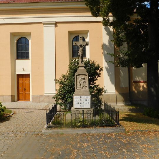 Pomník padlým u kostela v Malenovicích