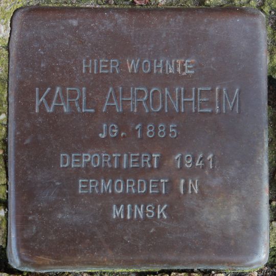 Stolperstein en memoria de Karl Ahronheim