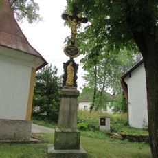 Kříž u kaple v Plevnici