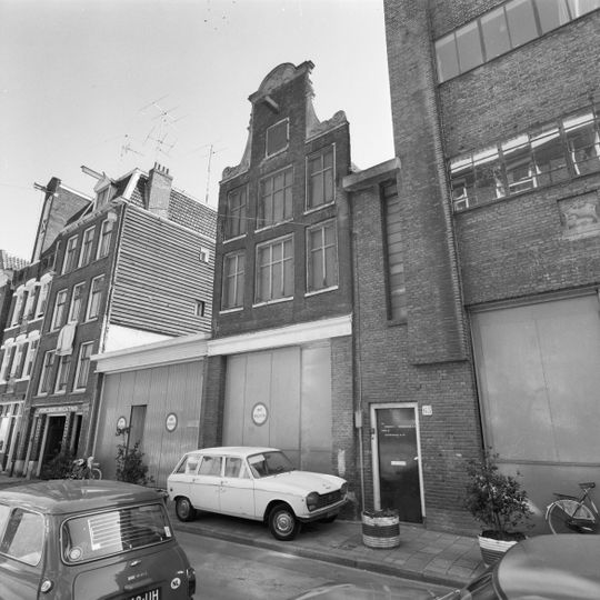 Pand met halsgevel met wapenschilden in de afdekking