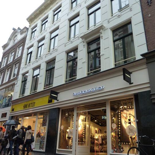 Pand met gevel onder rechte triglyfenlijst met consoles