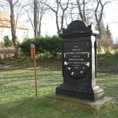 Pomník Františka Klecanského před kostelem Nejsvětější Trojice v Dobřichově