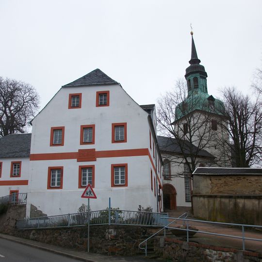 Sachgesamtheit Dorfkirche, Kirchschule und Pfarrhof Wiederau mit folgenden Einzeldenkmalen: Pfarrhaus, Seitengebäude und Einfriedungsmauern , Kirche, Kirchhofseinfriedung mit Tor im Norden sowie