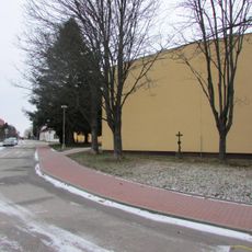 Kříž u základní školy v Komenského ulici v Pelhřimově